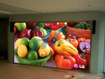 UTV1.5銳晶系列彩色LED戶外廣告屏安裝于武漢